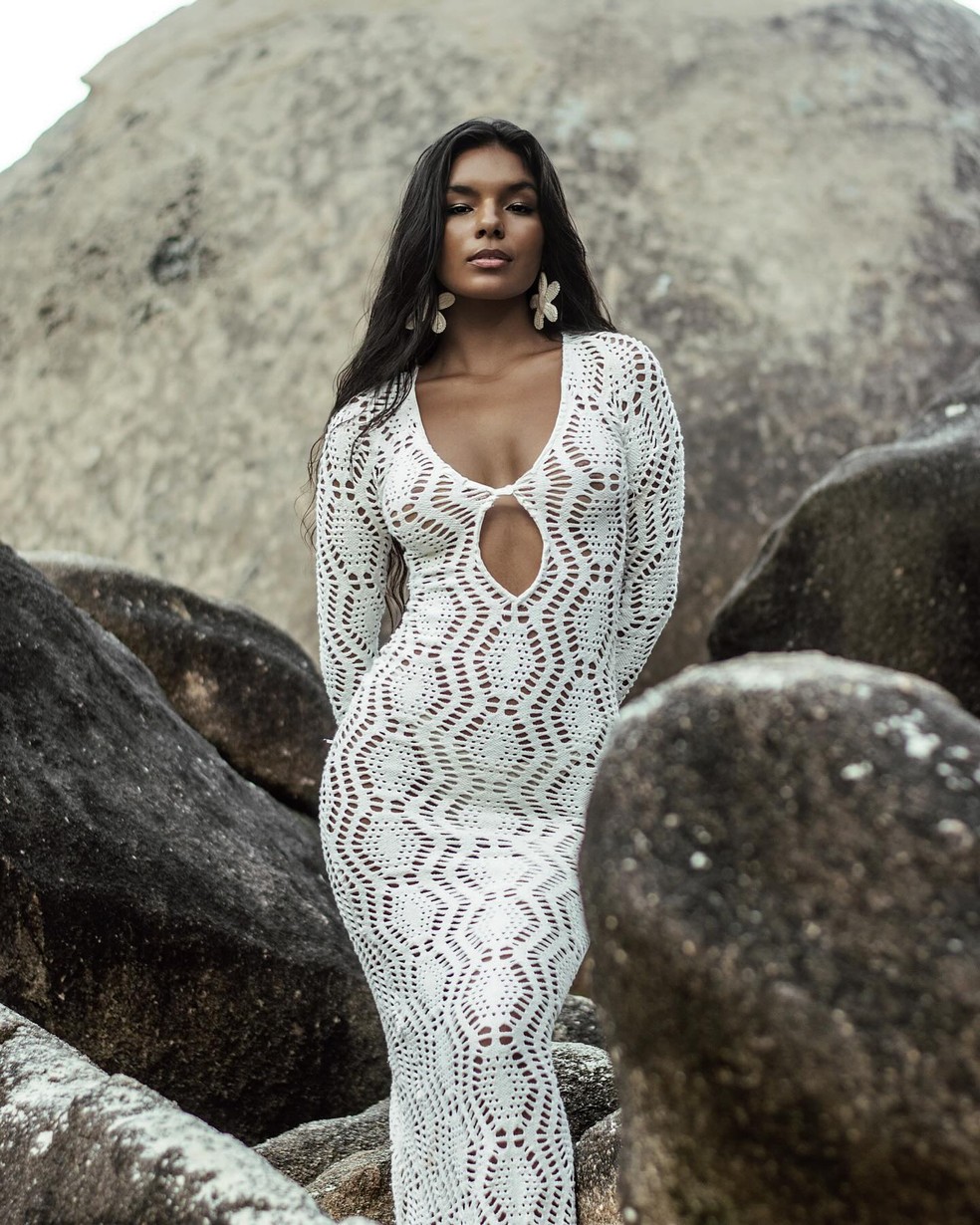 Mell Muzzillo abriu álbum de fotos em praia — Foto: Tiago Sant'anna/Instagram