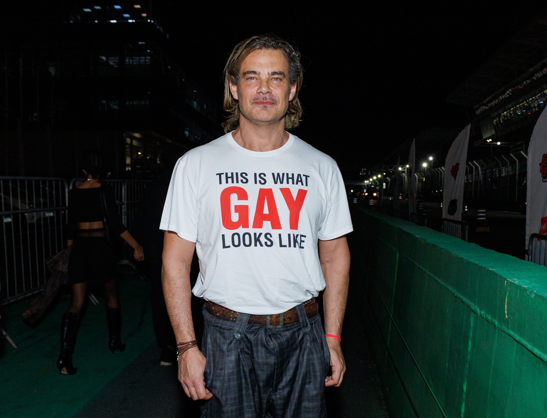 Carmo Dalla Vecchio dá recado em camiseta e fala sobre rótulo de galã: 'Às vezes eu me acho gato'