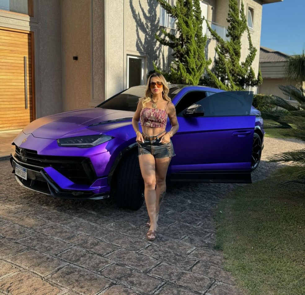 Deolane Bezerra ostenta Lamborghini Urus na cor roxa