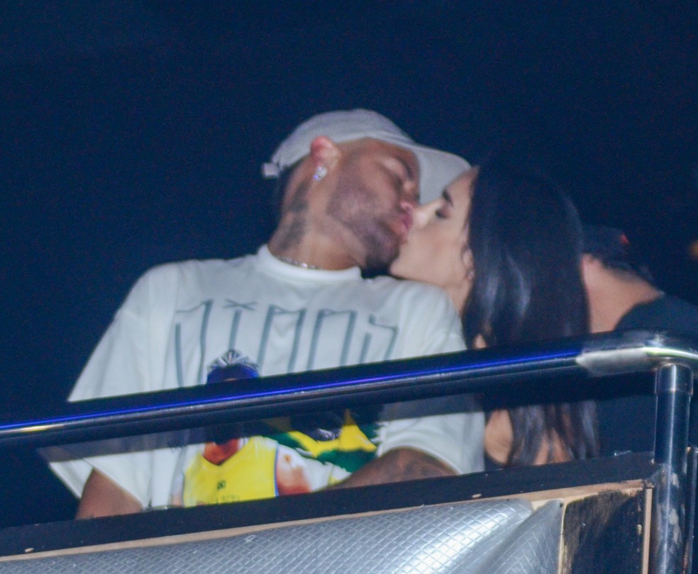 Neymar e Bruna Biancardi se beijam no show do Thiaguinho — Foto: AgNews