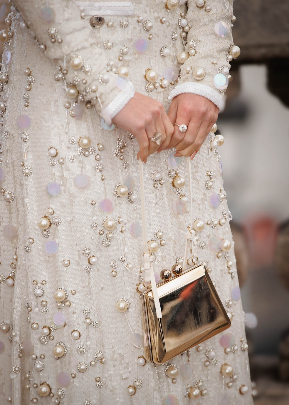 Detalhes do look de Marina Ruy Barbosa: joias poderosas e look cravejado de pérolas — Foto: Brazil News