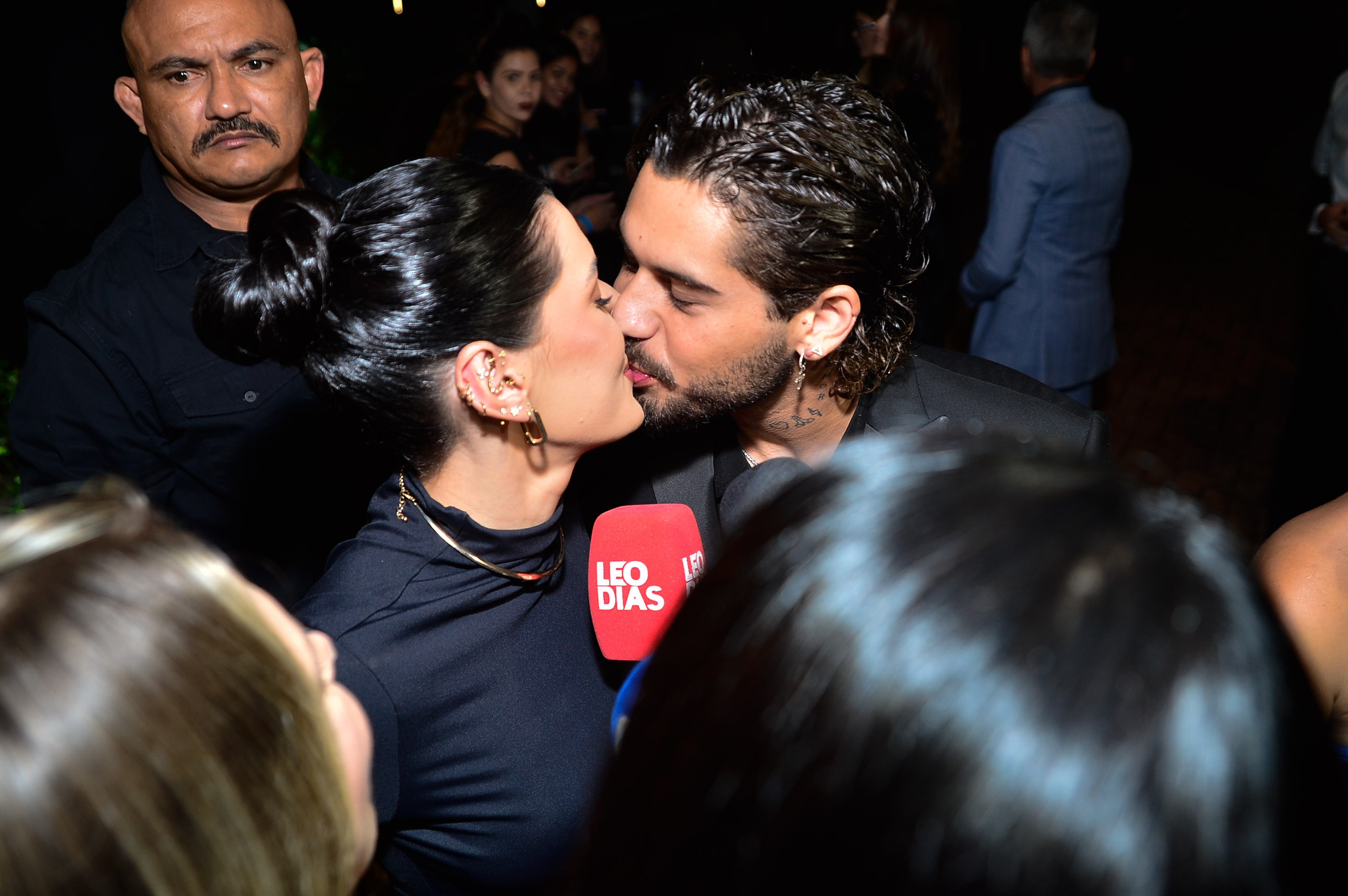 Ana Castela e Zé Felipe se beijam em festa de Marrone