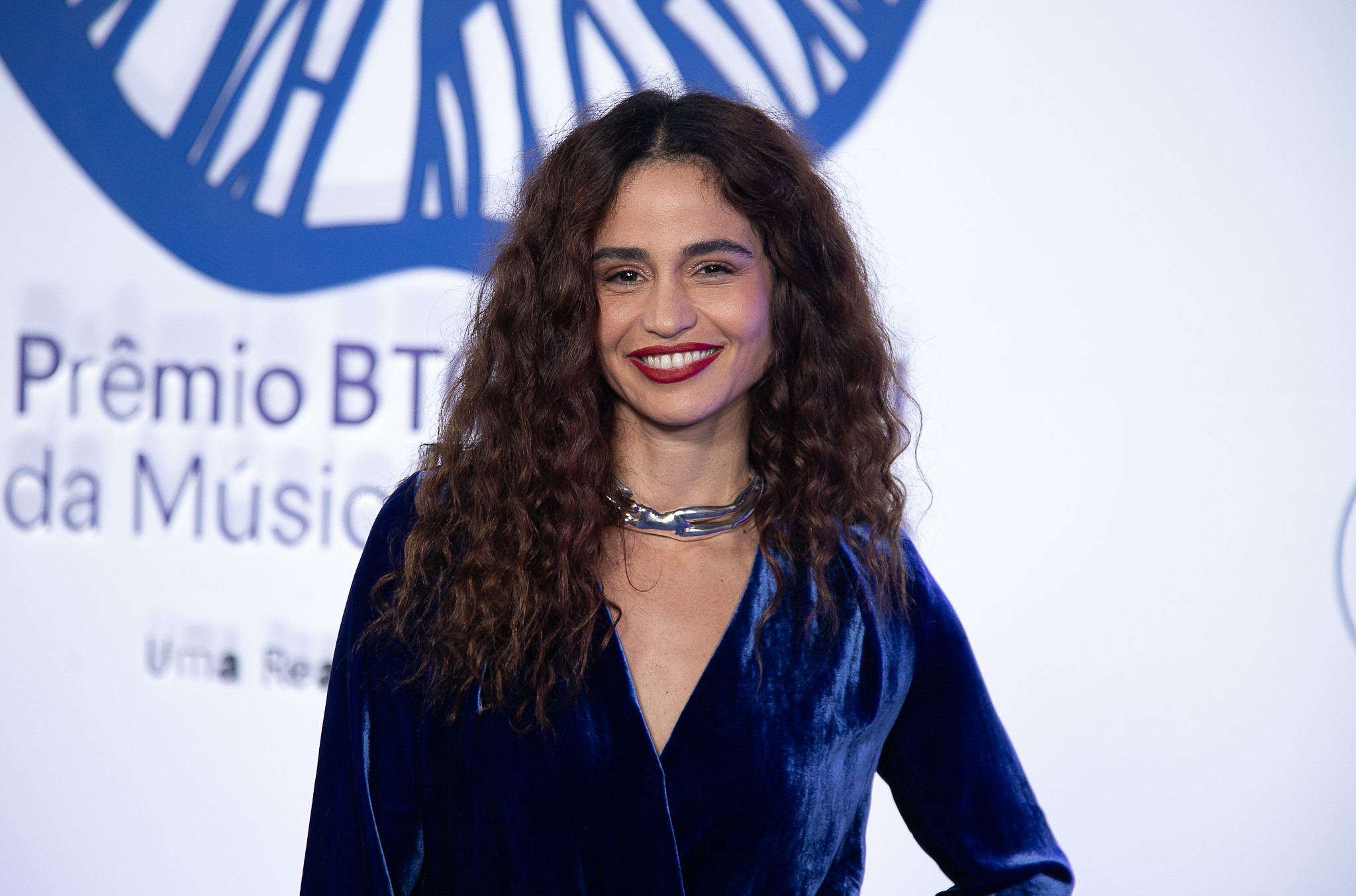 Nanda Costa responde sobre rumores de affair com Emilie Rey: 'Tamo aí'