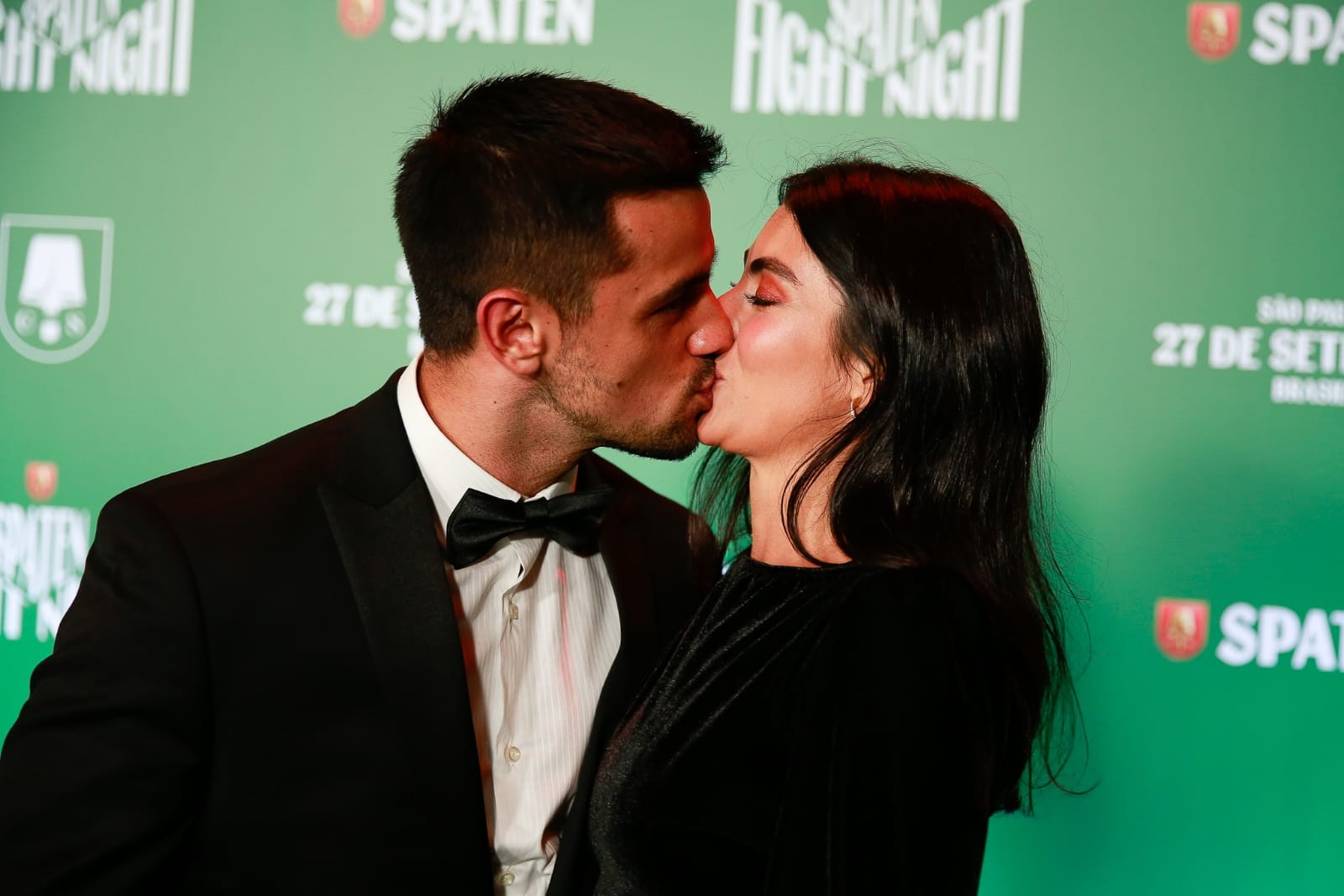 Felipe Simas e a mulher aproveitam 'vale night' em evento e contam que os filhos têm paixão por luta