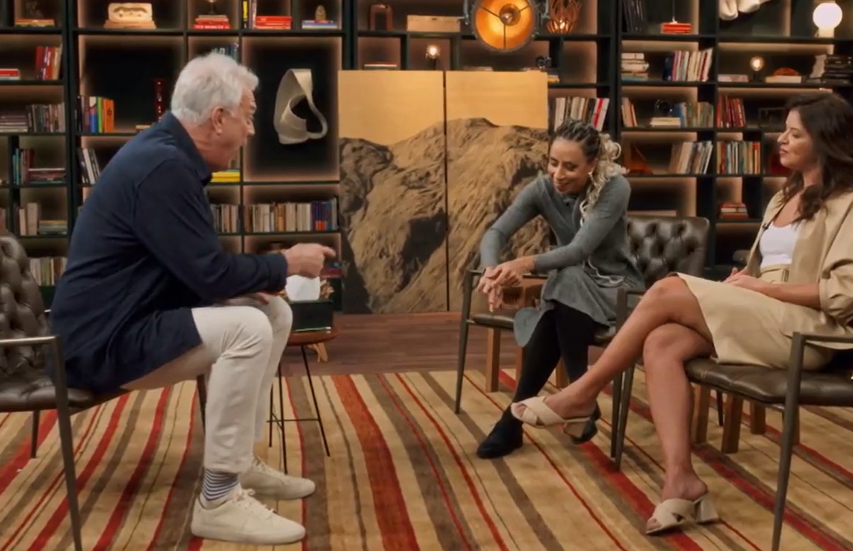 Thalita Carauta revela que está noiva de Tay O'Hanna e mostra aliança a Pedro Bial: 'Achei romântico'