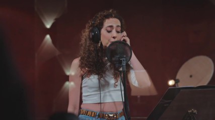 Sheila e Andrômeda ensaiam a mesma música para lançar em seus álbuns