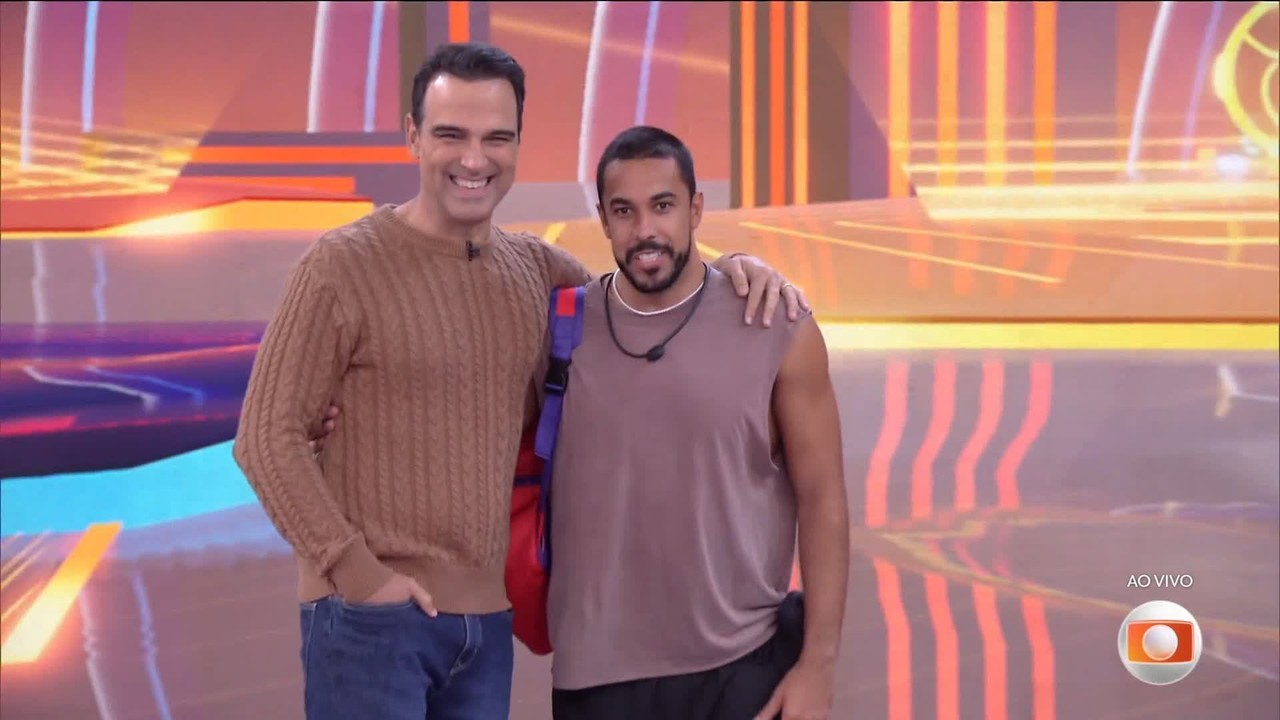 Maike encontra Tadeu Schmidt e comenta eliminação do BBB 25: 'Acordei muito tarde para o jogo'