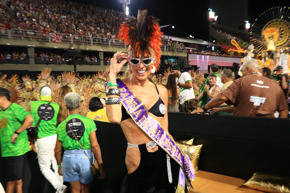 Adriane Galisteu ousa no look e deixa dúvida sobre lingerie na Sapucaí |  Gshow