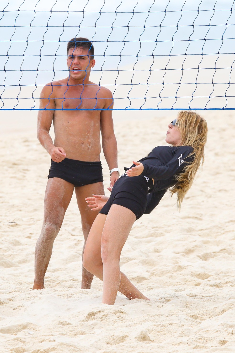 Jade Picon joga futevôlei — Foto: AgNews