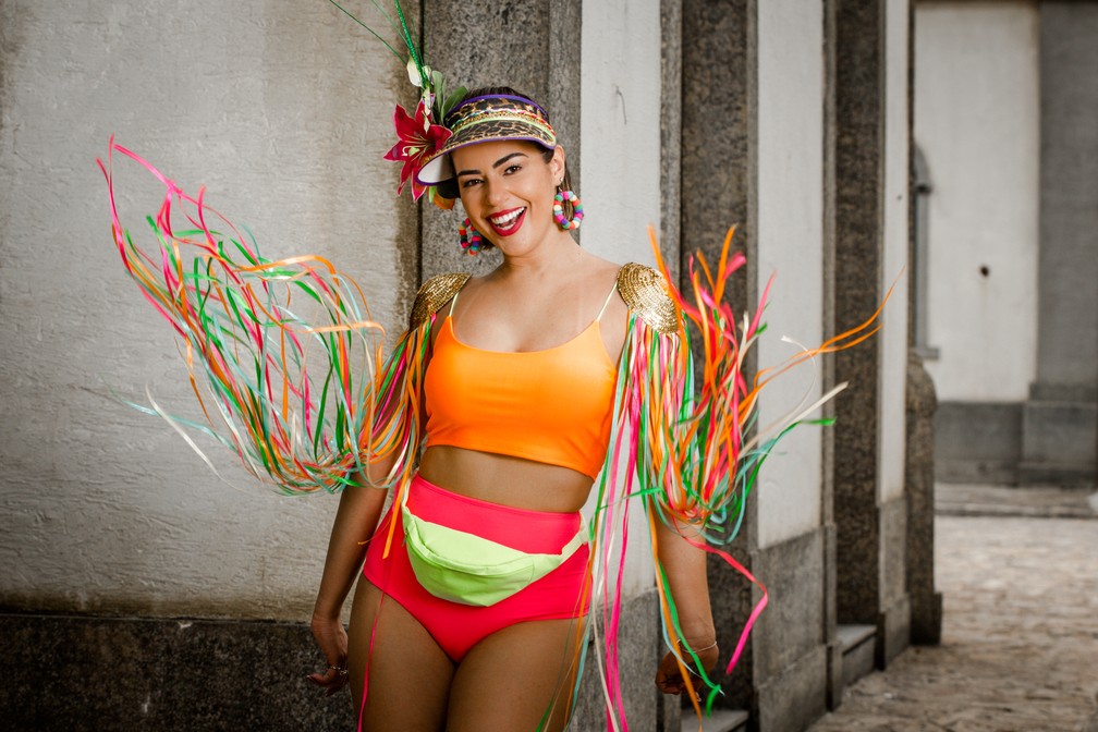 Vivian Amorim abusa do neon em ensaio de Carnaval e afirma O