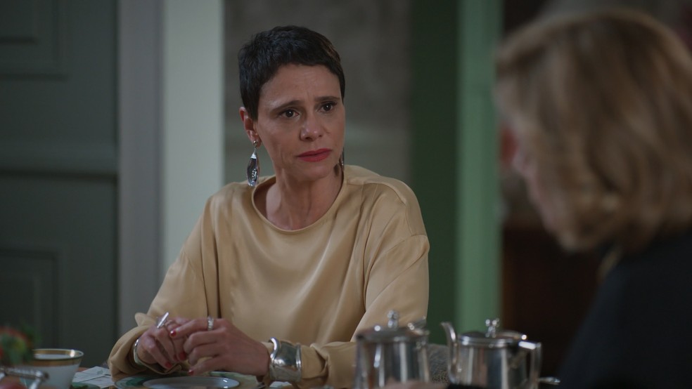 Celina ficará em choque ao descobrir que Odete está com César — Foto: Reprodução/TV Globo