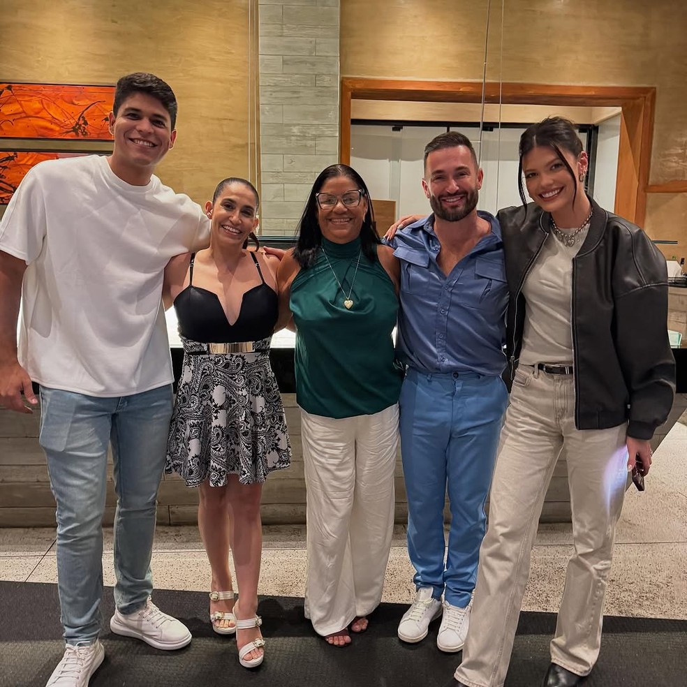 Vitoria Strada, Guilherme, Delma, Diego e Daniele Hypolito jantam juntos nesta segunda (12) — Foto: Reprodução/Instagram