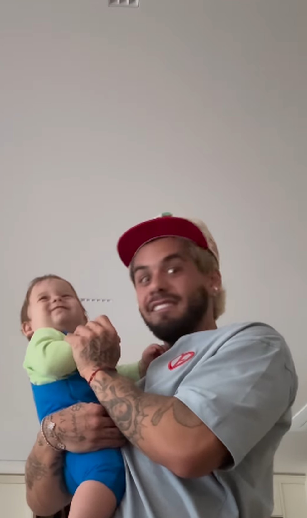 Zé Felipe mostra José Leonardo treinando para chamá-lo de 'papai' — Foto: Reprodução/Instagram