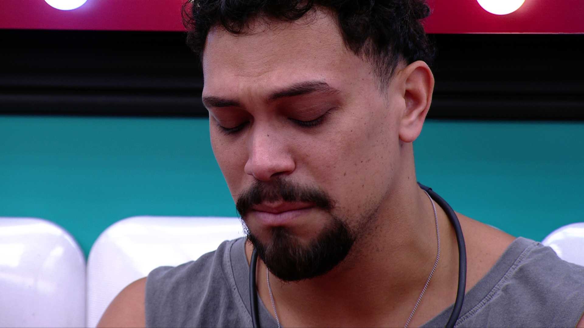 Vinícius chora durante conversa sobre o Paredão no BBB 25: 'É como se eu voltasse ao dia que eu colei grau sentado no chão'