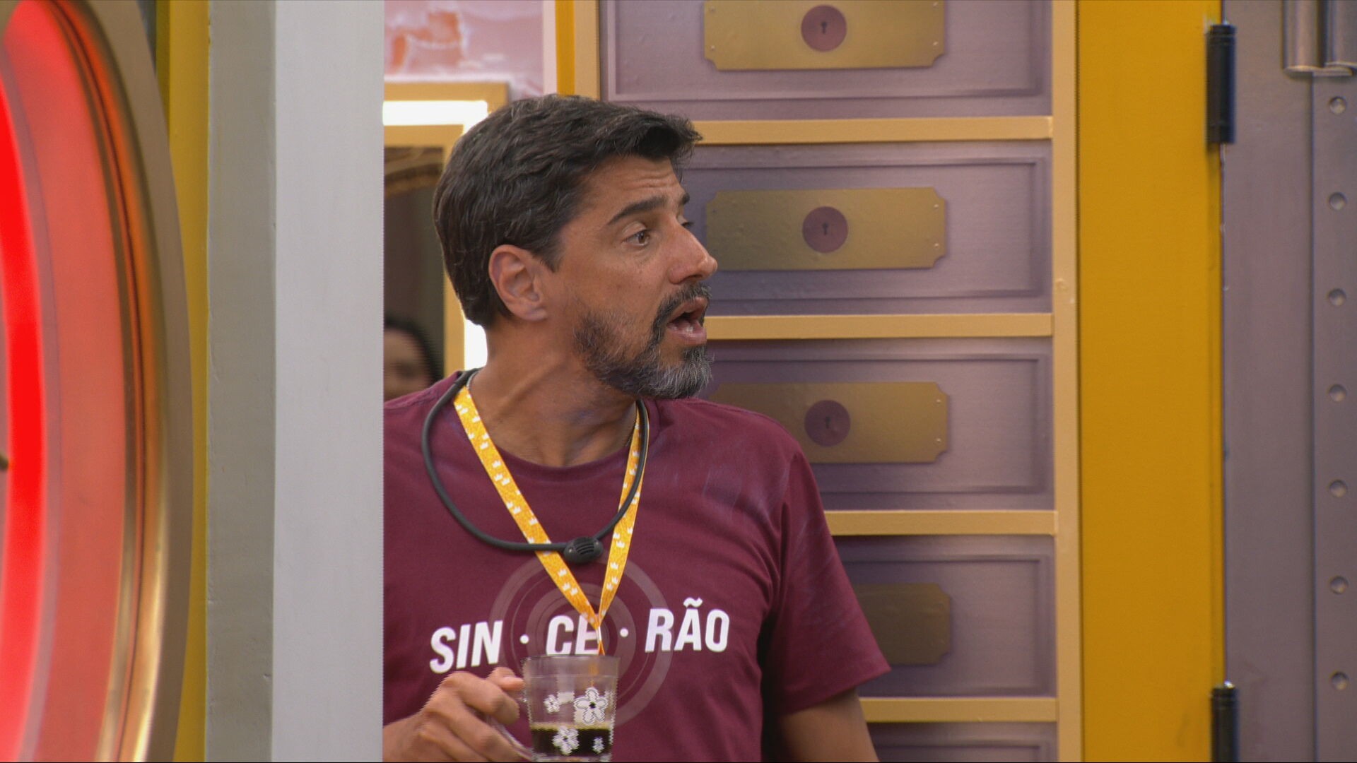 Juliano Floss discute com Alberto Cowboy, que provoca: 'Mostrando quem é o menininho'