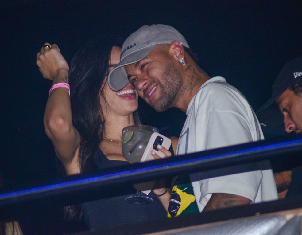 Neymar e Buna Biancardi se divertem no show do cantor Thiaguinho — Foto: AgNews