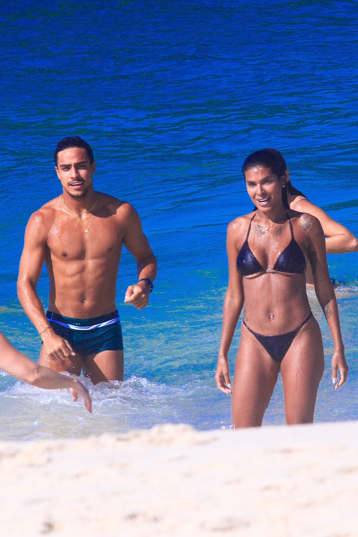 Pocah curte praia no Rio de Janeiro com o namorado