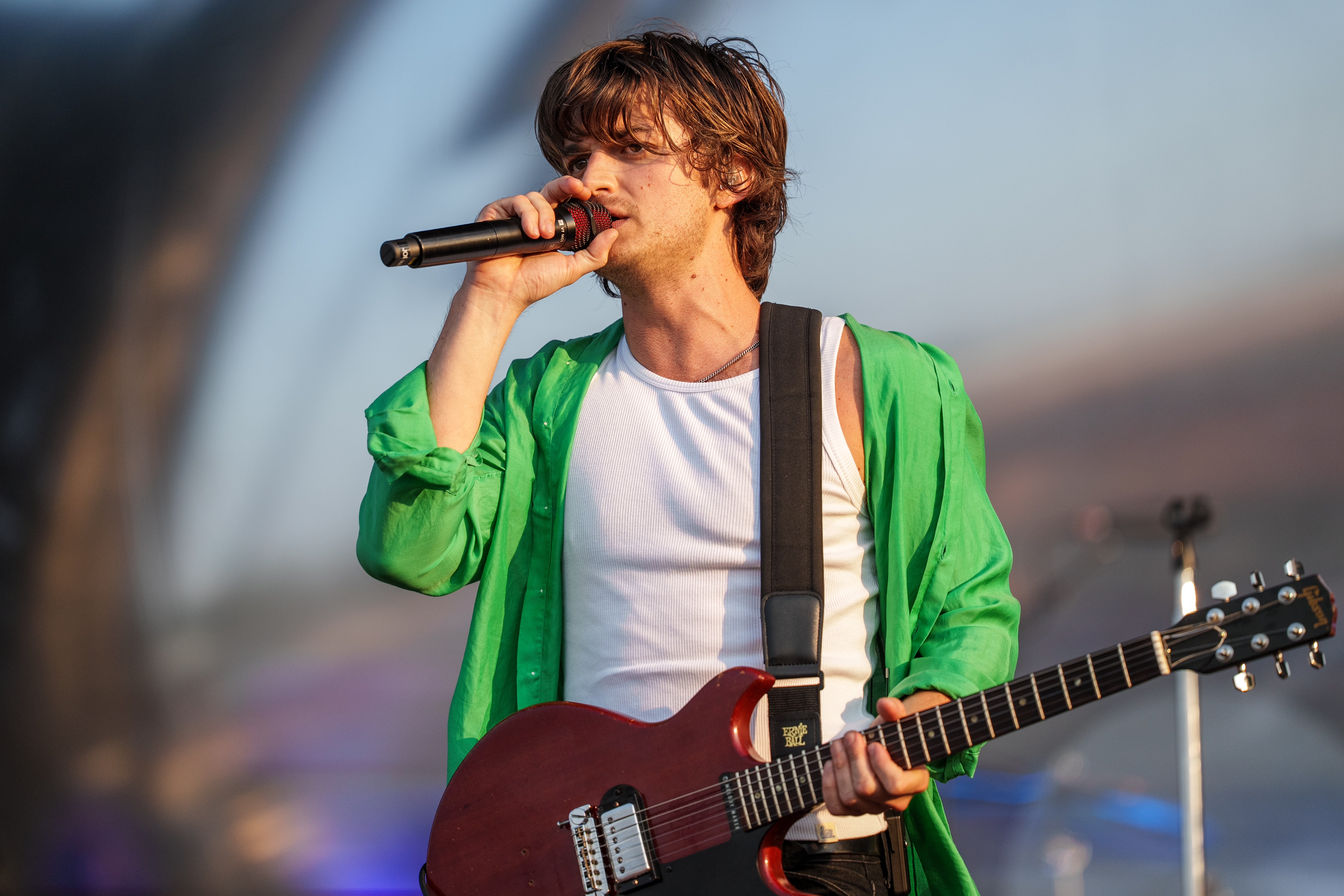 Sucesso em série, ator Joe Keery é atração musical do Lollapalooza; conheça Djo
