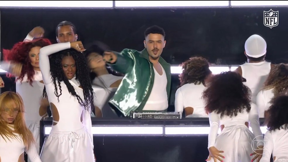 Pedro Sampaio se apresenta em show do intervalo de jogo da NFL no Rio — Foto: Globo
