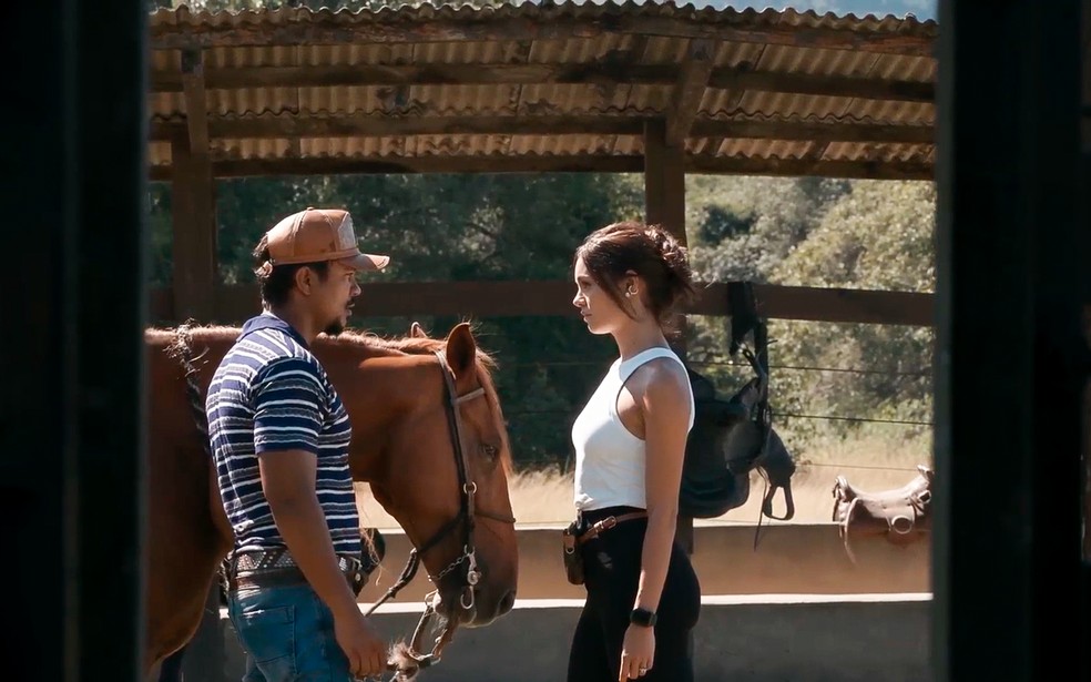 Damião (Xamã) leva Eliana (Sophie Charlotte) para passear de cavalo em Renascer — Foto: Globo