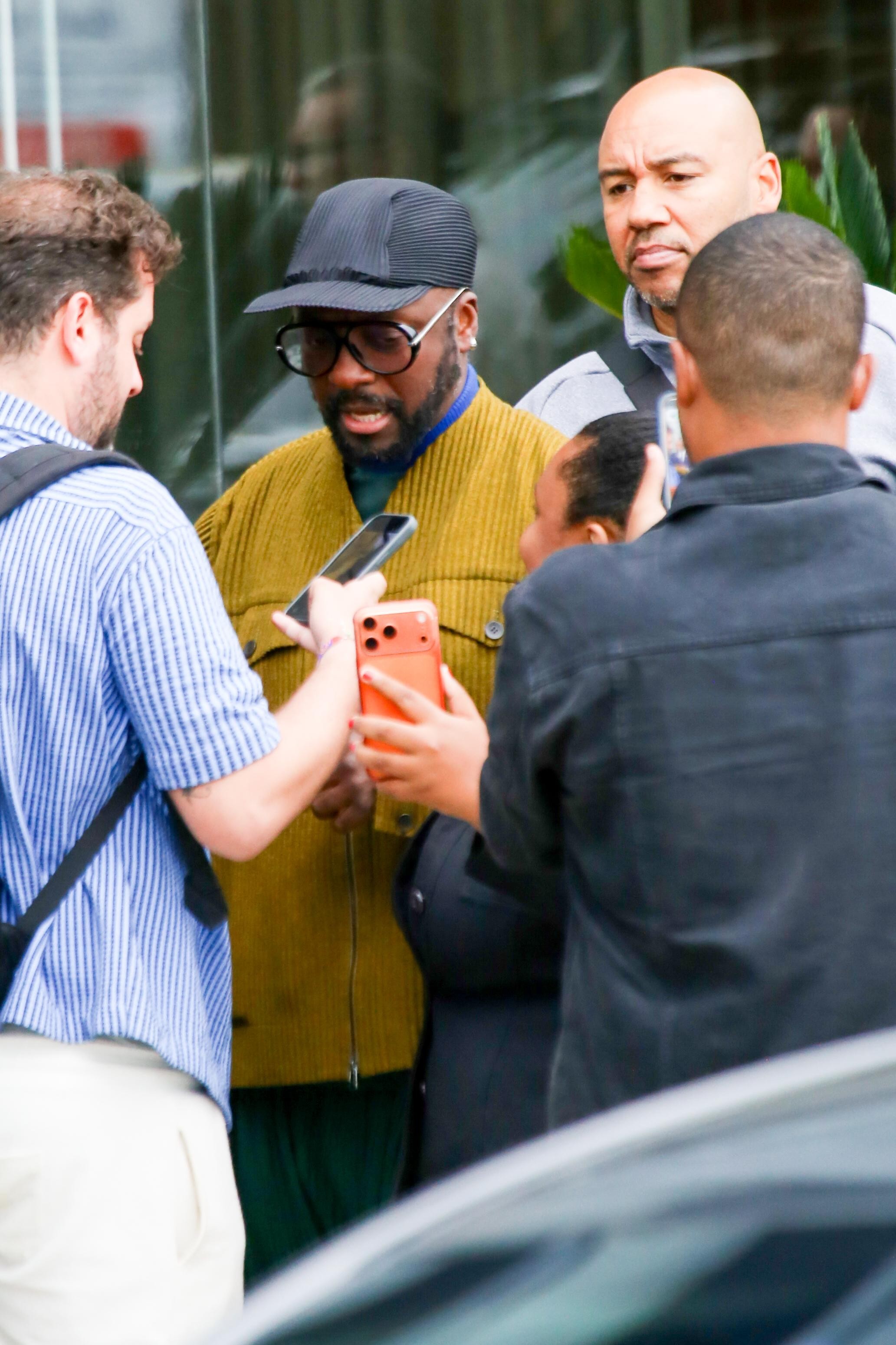 Will.i.am atendendo fãs na porta do hotel de luxo no Rio de Janeiro após show