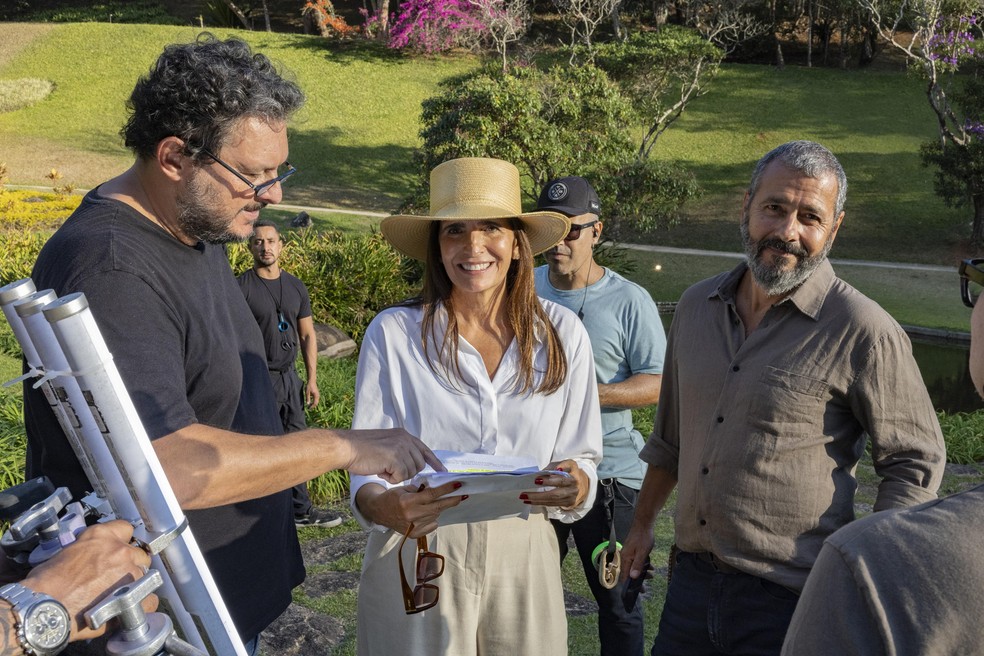 O diretor artístico de Renascer, Gustavo Fernandez, Malu Mader e Marcos Palmeira nos bastidores de Renascer — Foto: Fábio Rocha/Globo