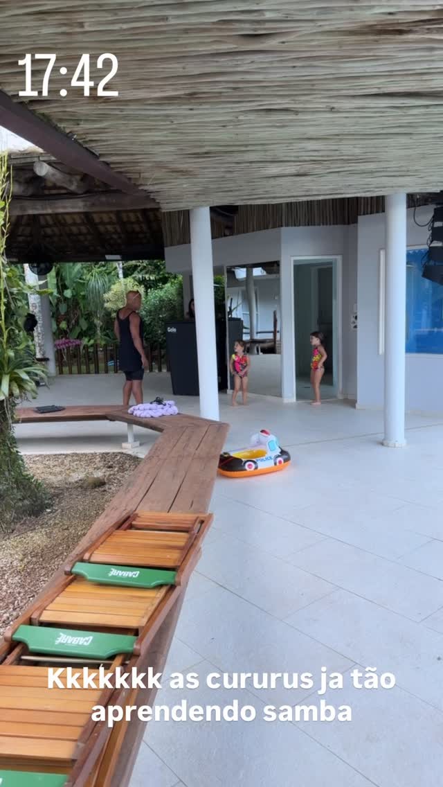 Virginia mostra Maria Flor e Maria Alice aprendendo samba