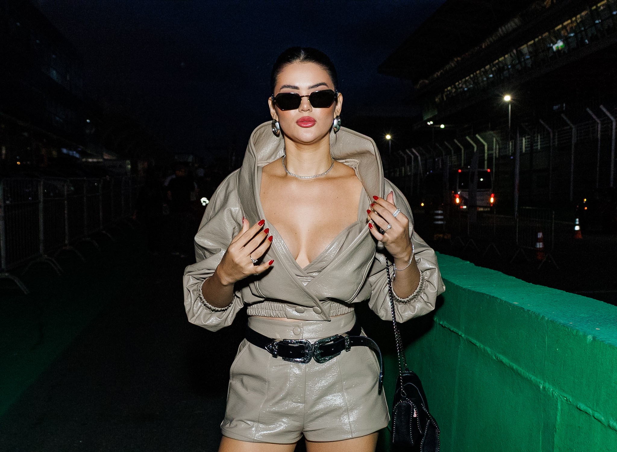 Ex-BBB Eslovênia Marques leva decote ao limite e fala sobre solteirice no Lolla: 'Meu sonho é casar'