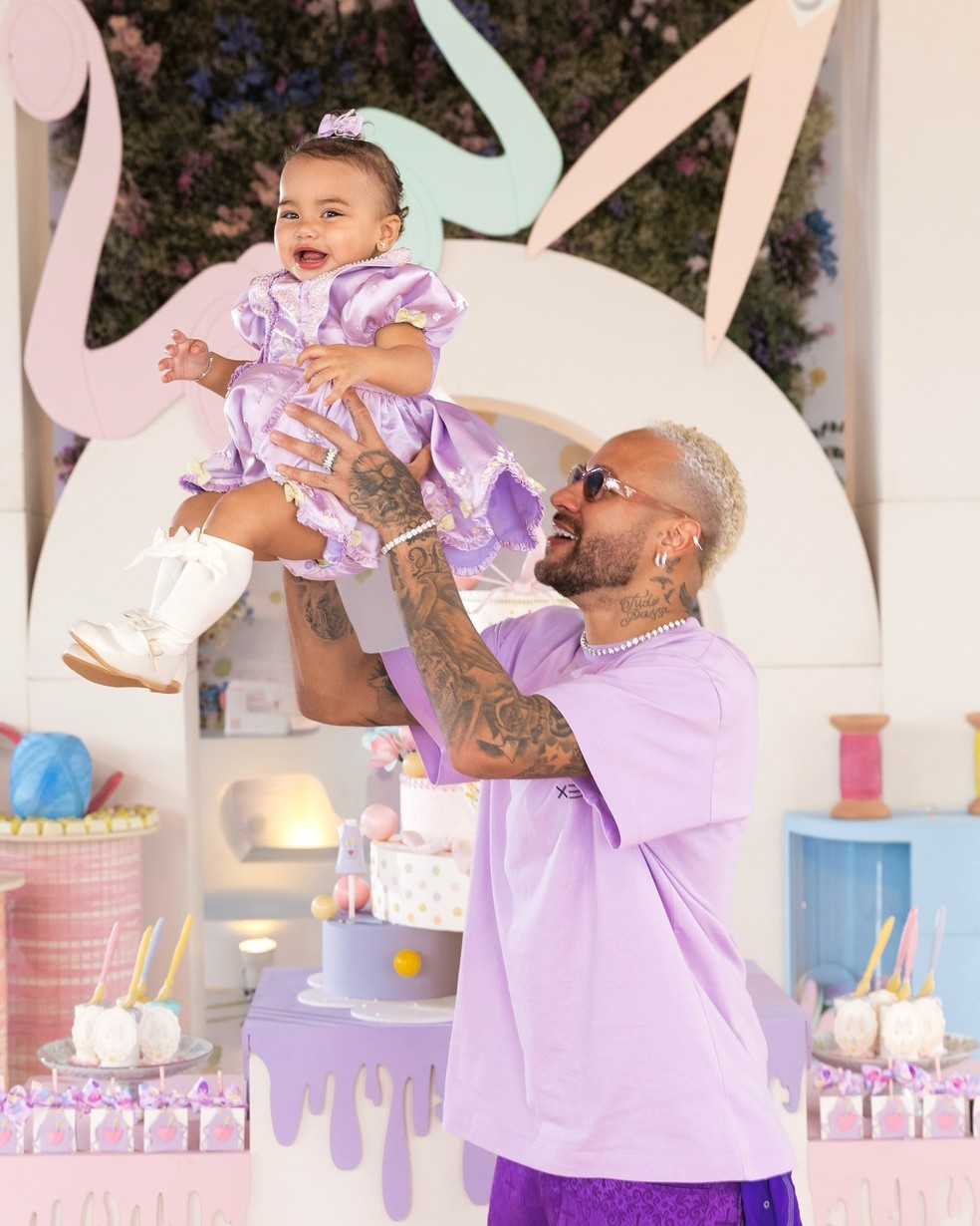 Neymar chơi với con gái Mavie - Ảnh: Reproduction Instagram/Gabriel Queiroz