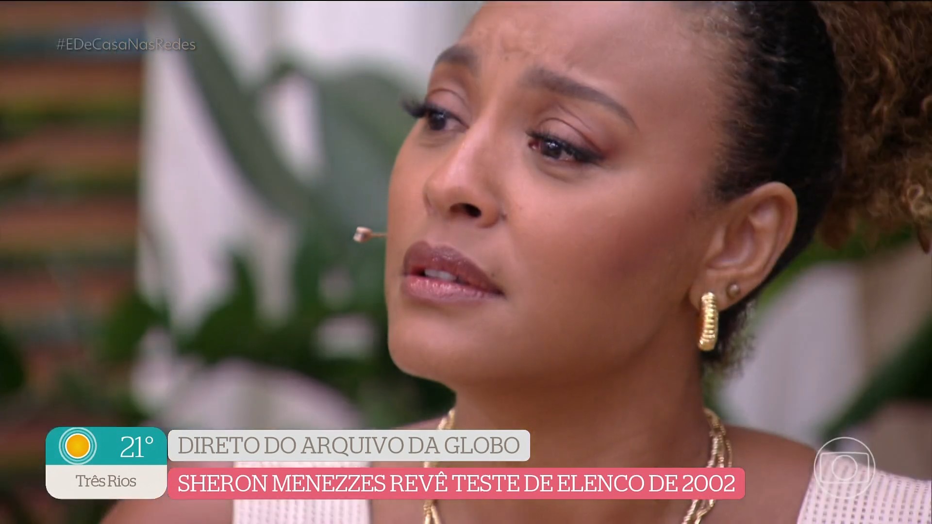Sheron Menezzes se emociona ao ver teste para sua primeira novela no 'É de Casa'
