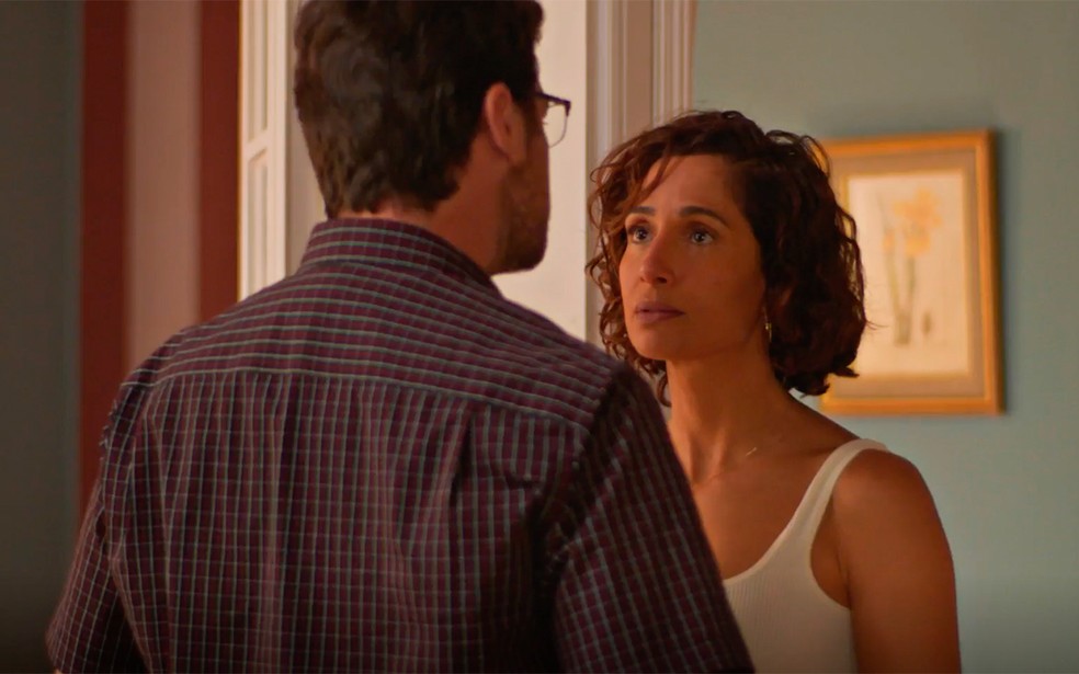 Hudson questiona Ellen se ela quer mesmo ficar com Sofia sem dinheiro em Dona de Mim — Foto: Globo