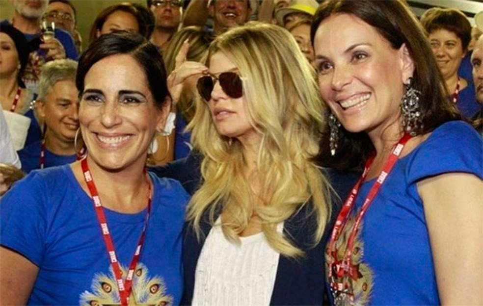 Fergie ao lado de Glória Pires e Carolina Ferraz em camarote na Marquês de Sapucaí no carnaval de 2012 — Foto: Reprodução/Instagram/@carolinaferraz