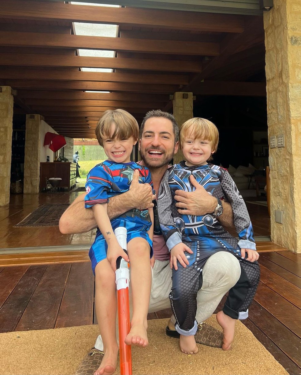 Thales Bretas posa com Romeu e Gael no Dia dos Pais — Foto: Reprodução