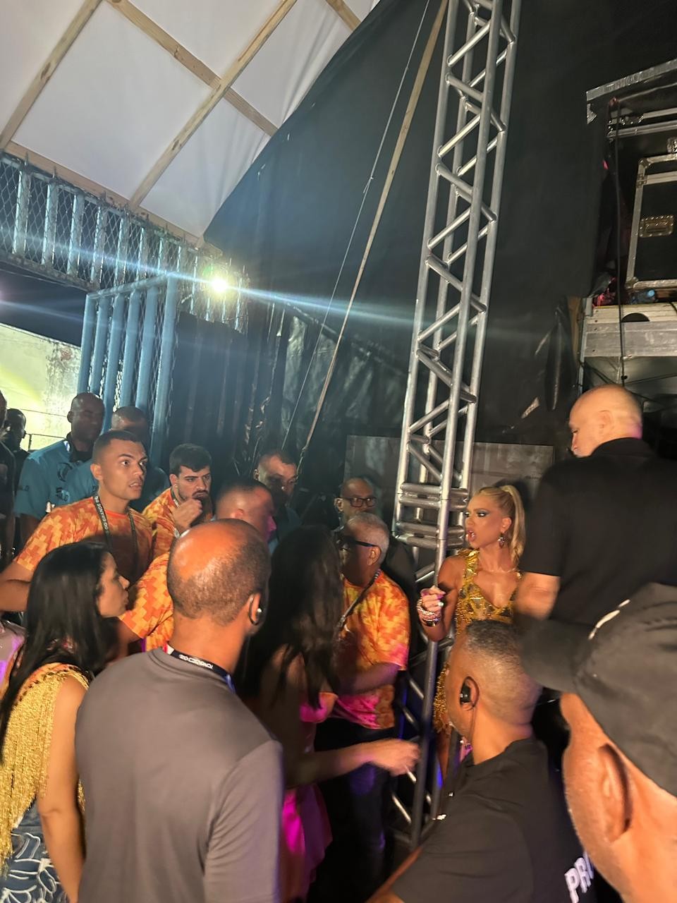 Virginia chega cercada por seguranças em camarote do Rio