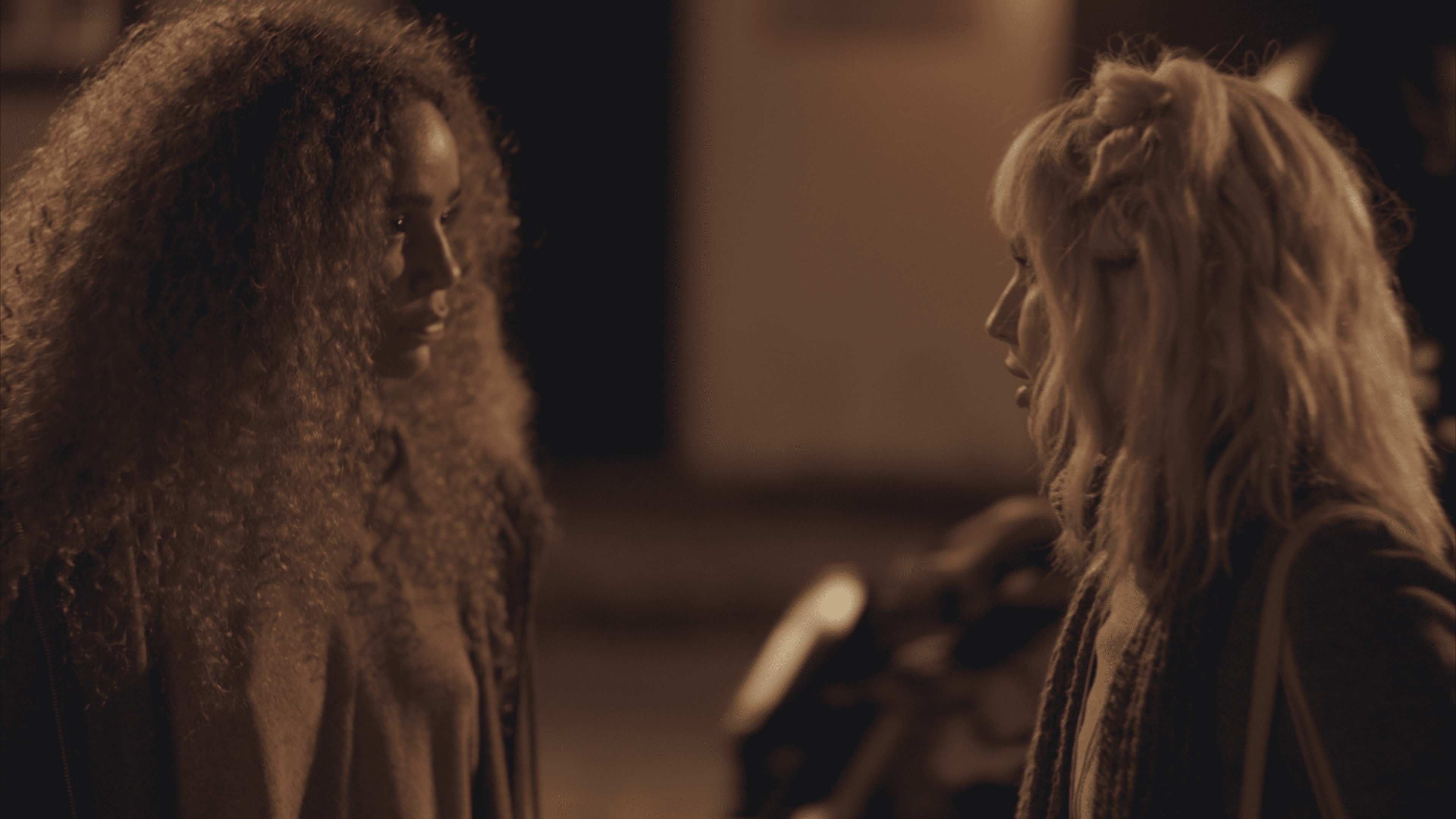 Revelações, beijos e assassinato: o que aconteceu nos primeiros episódios de Vermelho Sangue