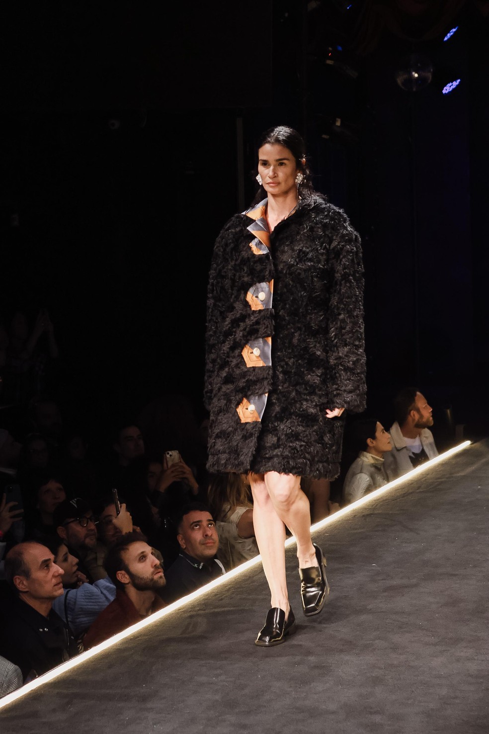 Carol Ribeiro desfila para Alexandre Herchcovitch no SPFW — Foto: Fabiano Battaglin/gshow