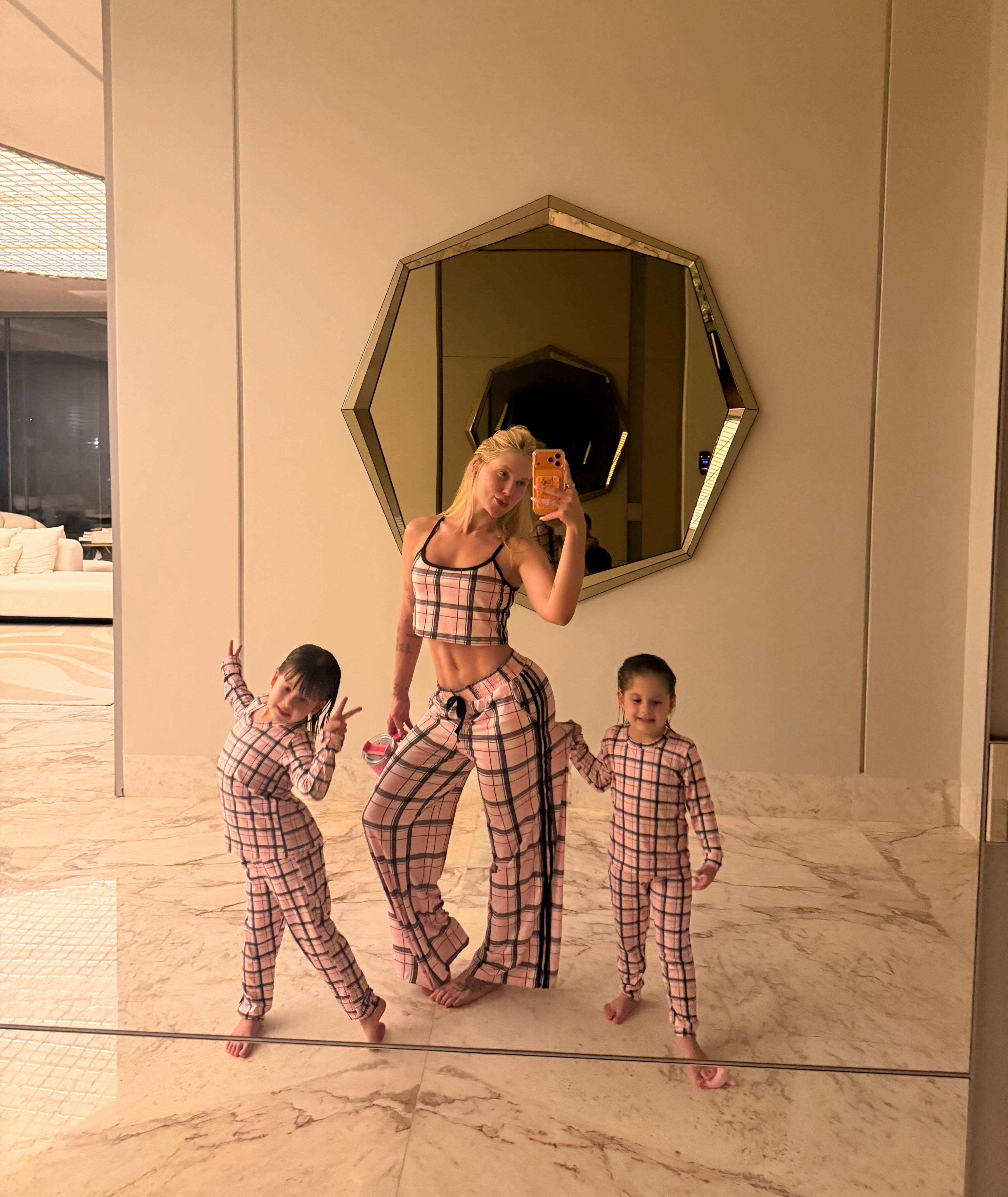 Após término, Vini Jr. curte post de Virginia, de pijama, combinando com as filhas