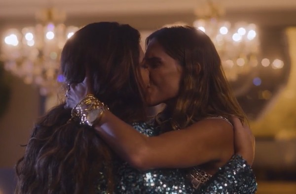 1607❣️ frank schirman THE KISS 黒珊瑚　2点セット Deborah Secco celebra par romântico com Fabiana Karla em Rensga