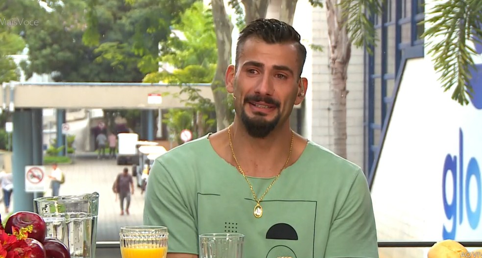 Nizam chora ao repercutir fala sobre corpo de Yasmin Brunet — Foto: Globo