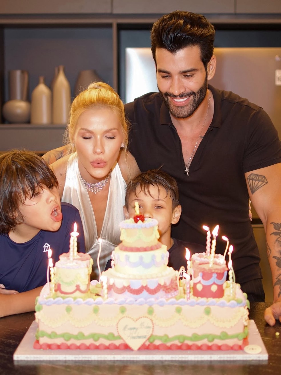Andressa Suita comemora aniversário em família com festa repleta de flores — Foto: Reprodução/Instagram