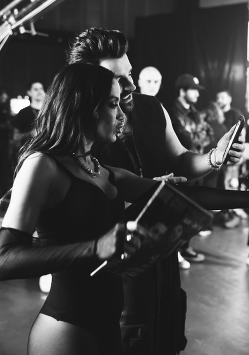 Anitta e Alok nos bastidores do clipe de parceria musical — Foto: divulgação
