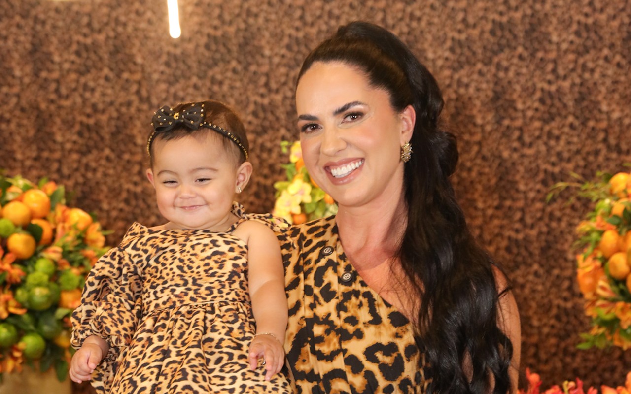 Graciele Lacerda faz festa de 45 anos e sua filha com Zezé Di Camargo rouba a cena