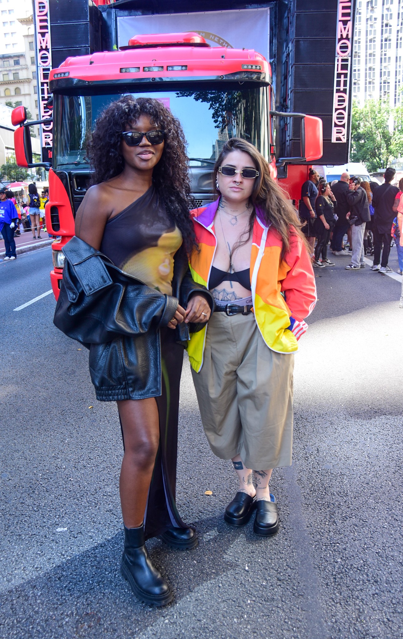 Kenya Sade marca presença na Parada do Orgulho LGBT+ de São Paulo ao lado da esposa, Thamyres Donadio