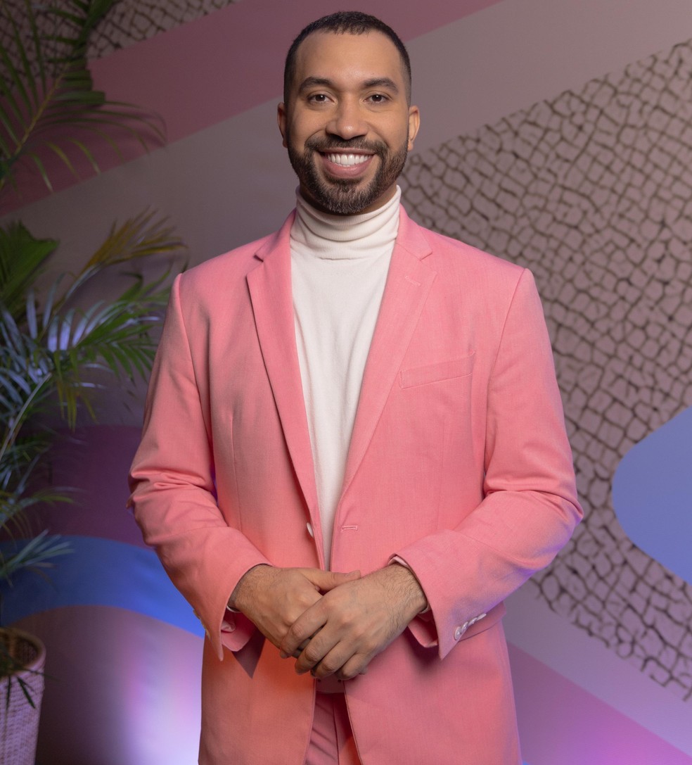 Gil do Vigor assume o Bate-Papo BBB junto com Ceci Ribeiro — Foto: Divulgação