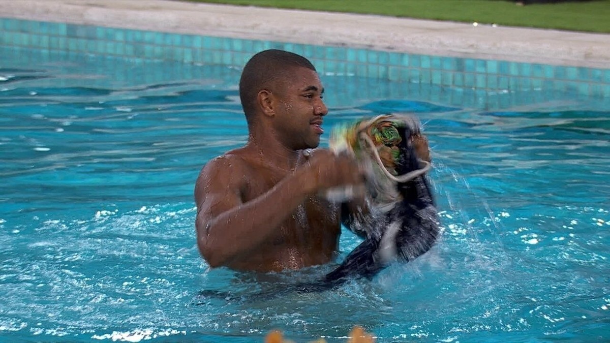 Davi pega suas roupas após Leidy Elin jogar mala do brother na piscina