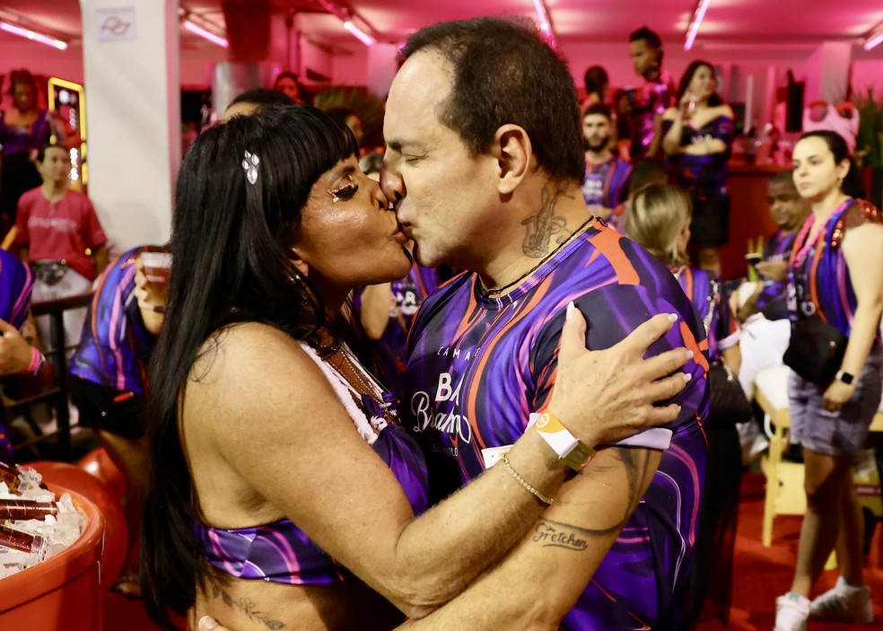 Gretchen beija o marido Esdras no Carnaval de São Paulo — Foto: Manuela Scarpa/Brazil News 