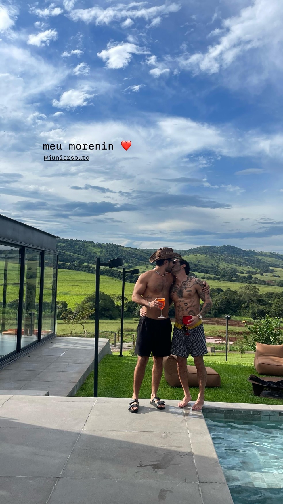 Mateus Pires beija o namorado em viagem a Goiás — Foto: Reprodução/Instagram