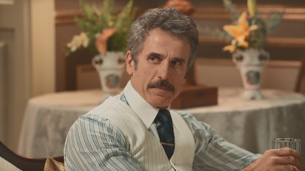 Ernesto fica em choque com novo plano de Sandra em Êta Mundo Melhor! — Foto: Globo