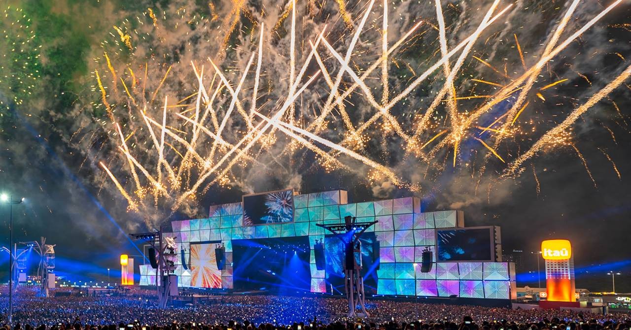 Fachada do Rock in Rio com público chegando