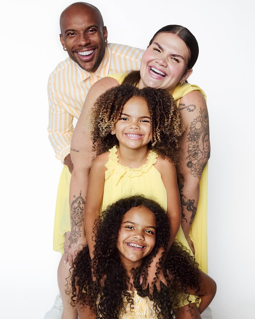 Thais Carla com o marido Isarel Reis e as filhas, Maria Clara e Eva — Foto: Reprodução do Instagram